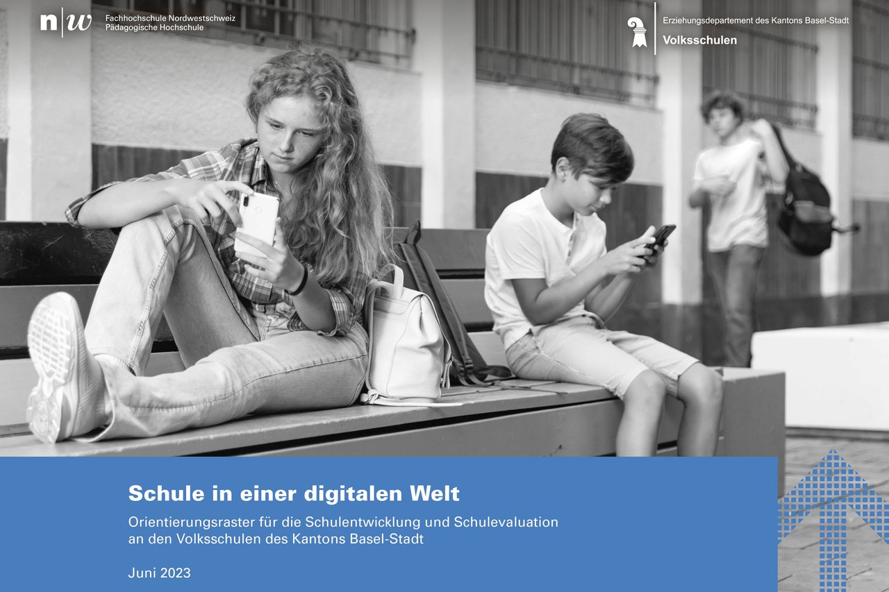 Cover des neusten Raster. Bild mit Schülerinnen und Schülern an Smartphones vor einem Schulhaus sitzend.
