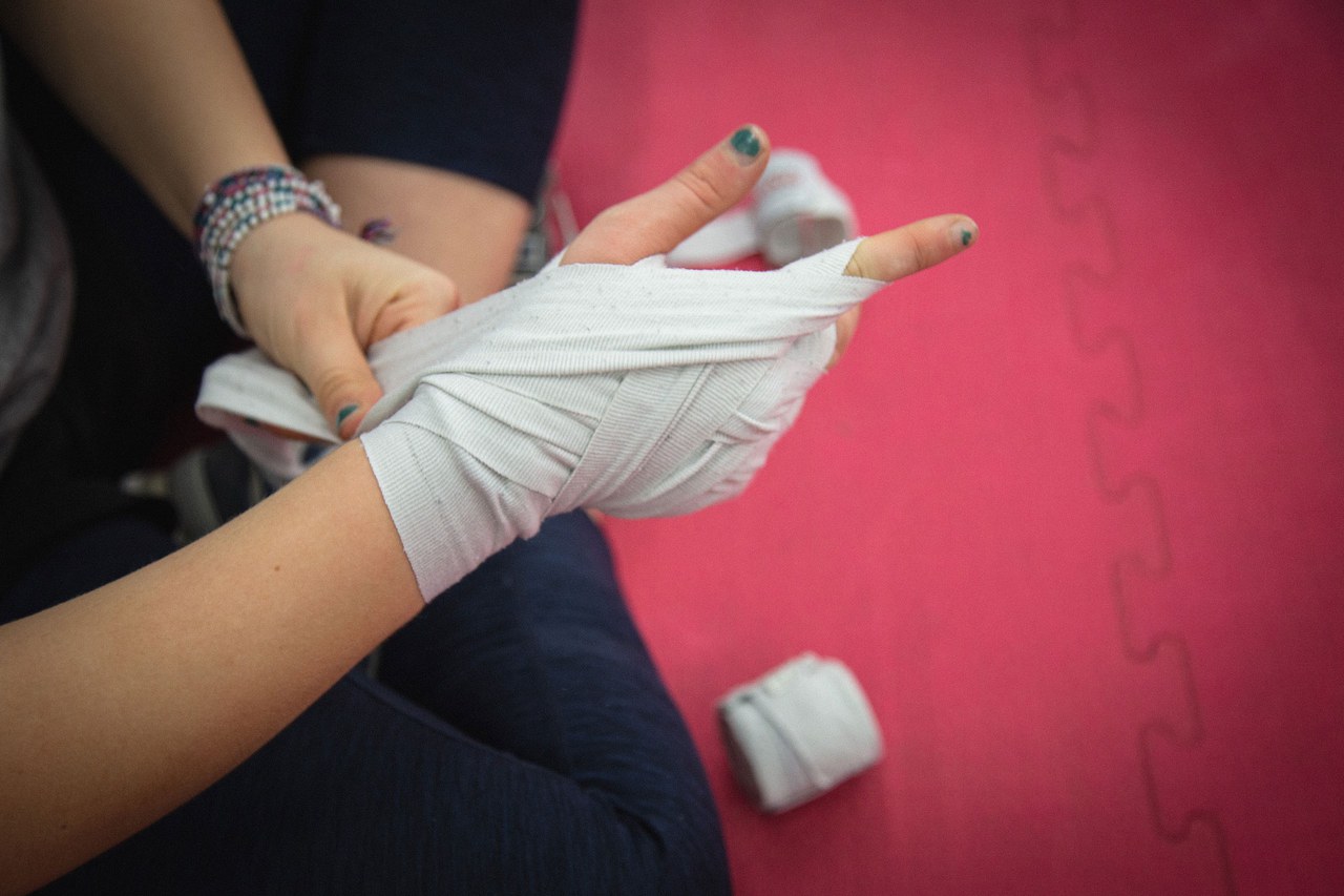 Grossaufnahme Frauenhand mit Bandage
