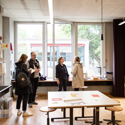 03 R1 S09 Rundgang Wasgenring Textil. Vergrösserte Ansicht