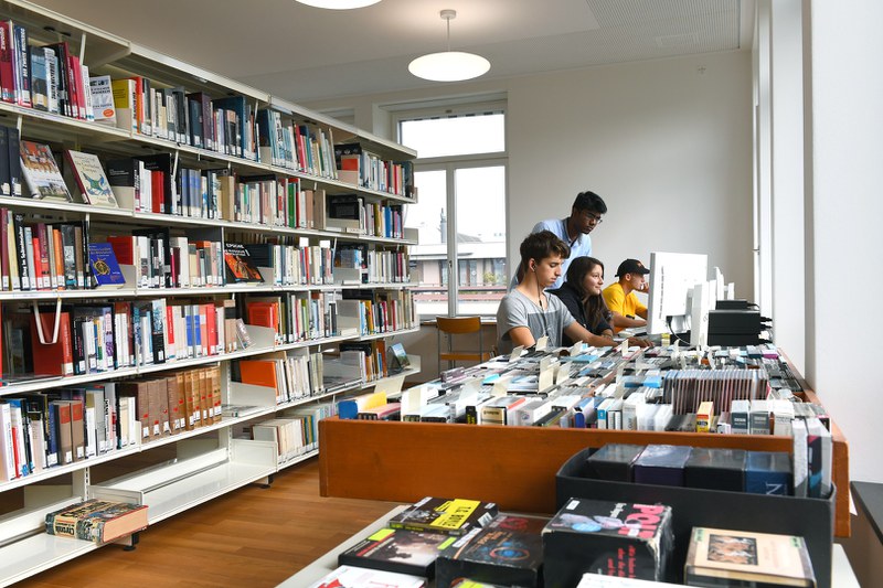 Die Mediothek an einem Basler Gymnasium hat nebst Büchern, Zeitschriften auch Arbeitsplätze