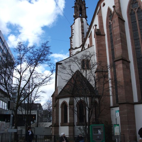 Entlang der ehemaligen Stadtmauer - Petersgraben Predigerkirche - Foto von Franz König. Vergrösserte Ansicht