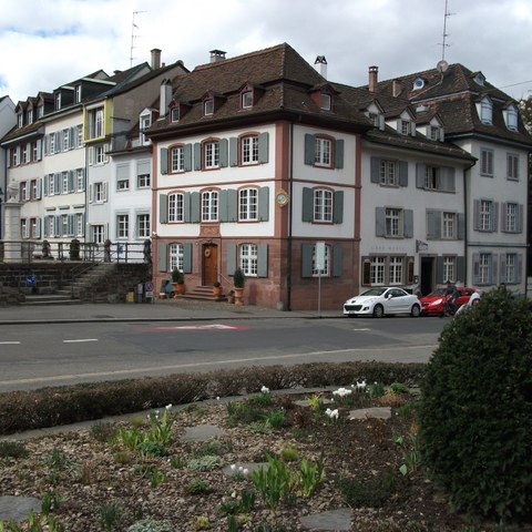 Entlang der ehemaligen Stadtmauer - Petersgraben 1 - Foto von Franz König. Vergrösserte Ansicht