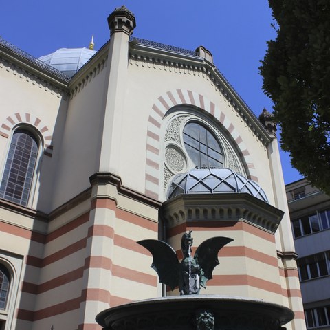 Am Ring - Basilisk vor der Synagoge Foto von Franz König. Vergrösserte Ansicht