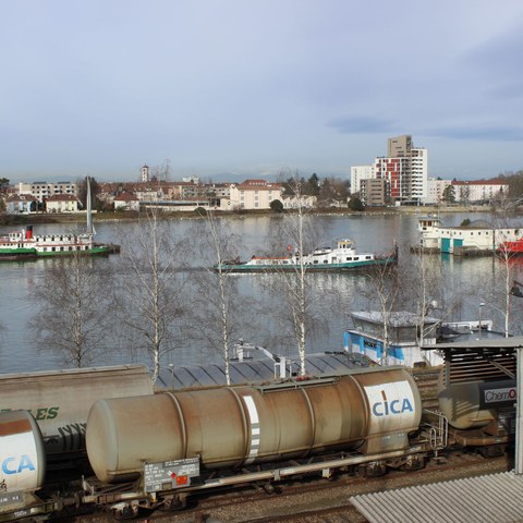 Kleinhüningen - Einfahrt in den Hafen - Foto von Franz König. Vergrösserte Ansicht