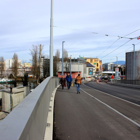 Kleinhüningen - Brücke übers Hafenbecken Hiltalingerstrasse - Foto von Franz König. Vergrösserte Ansicht