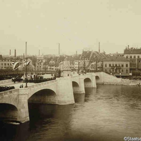 Eröffnungsfeier Mittlere Brücke 1905 AL 45 1-46-6 aus dem Staatsarchiv Basel-Stadt. Vergrösserte Ansicht