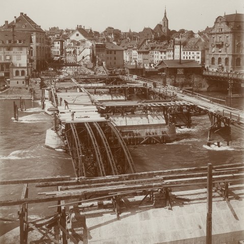 Mittlere Brücke im Bau Bild 1 504 aus dem Staatsarchiv Basel-Stadt. Vergrösserte Ansicht
